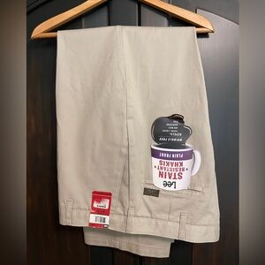 NWT Lee Mens Khakis Size 38x30 Wrinkle Free Relaxed Fit Wrinkle/Stain Resistant
